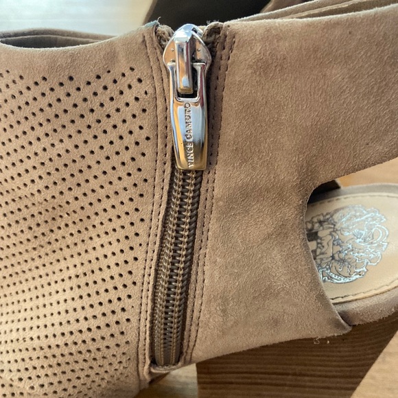 *last chance!!* Vince Camuto | Women’s tan suede side zip wedges - Picture 12 of 16